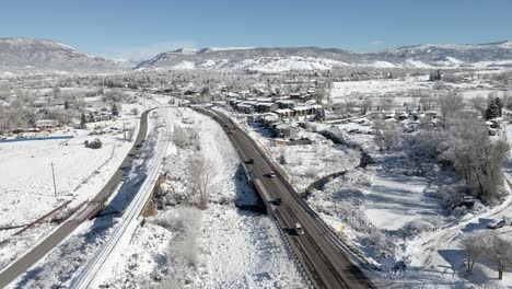 Fliegen-In-Richtung-Der-Stadt-Adler-Mit-Frischem-Schnee-Auf-Dem-Boden-Im-Dezember