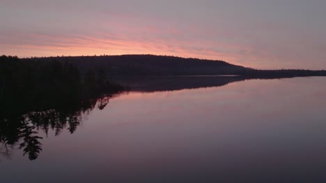 Espectacular-Amanecer-De-La-Hora-Dorada-Sobre-El-Estanque-Monson