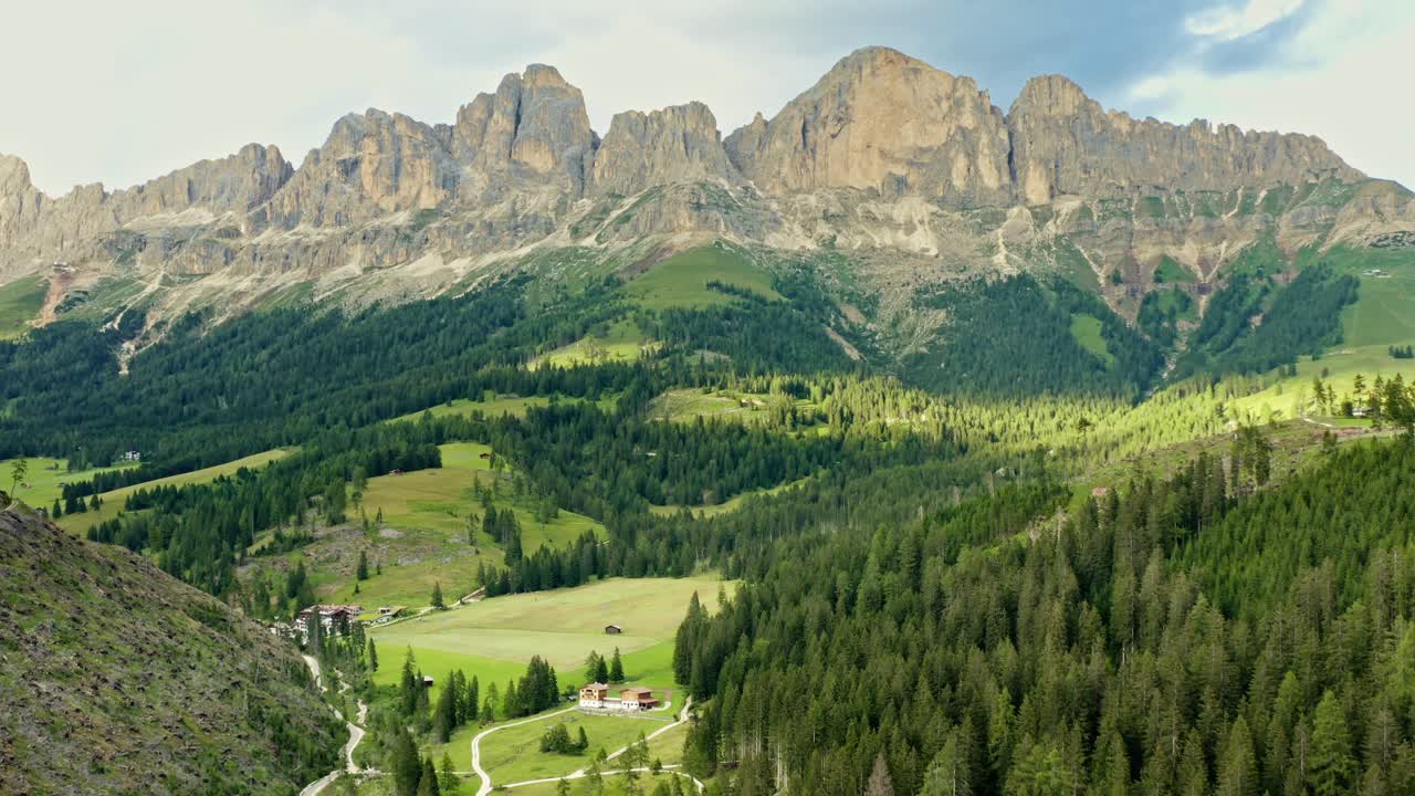 가을에 산 풍경의 공중 촬영, 이탈리아의 sexten dolomites