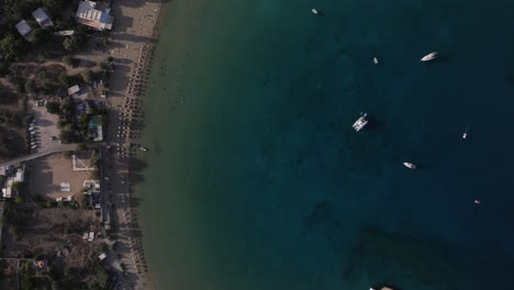 Toma-Aérea-De-Arriba-Hacia-Abajo-Desde-Una-Playa-Hasta-Una-Hermosa-Bahía-Azul