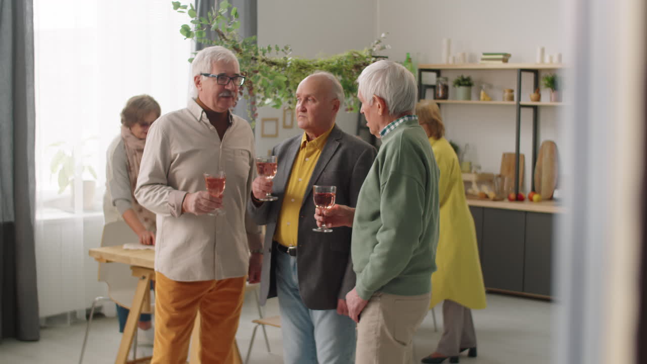 집에서 저녁 파티에서 와인과 함께 토스하는 노인들