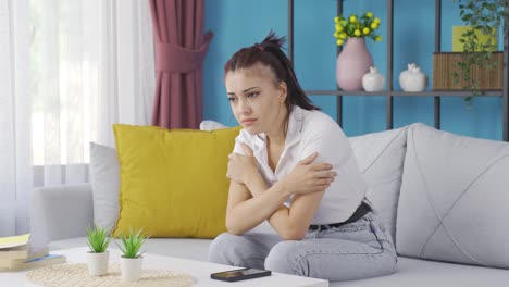 una joven triste está llorando.