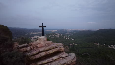 cruz en la cima de una montaña al amanecer o al atardecer