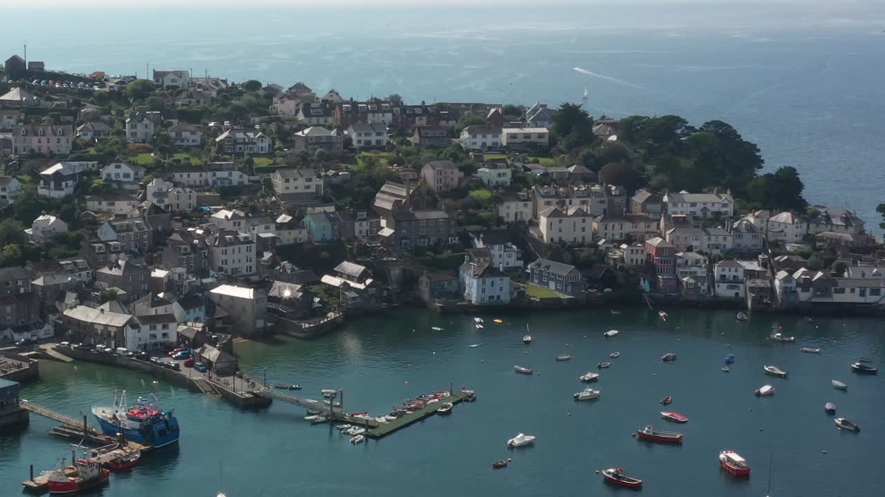 영국 콘월 해안에 있는 폴루안 마을과 폴루안 성의 공중 전망