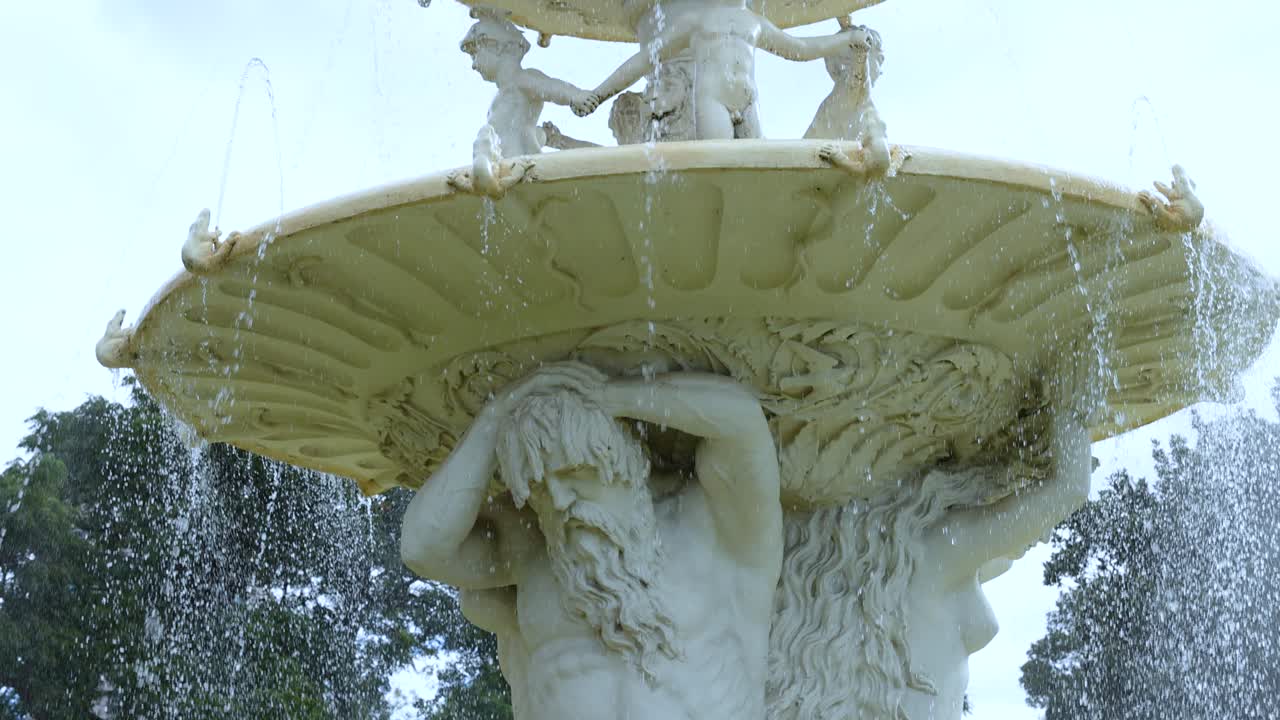 멜버른 박물관 (melbourne museum) 에서 자연의 낮빛으로 찍은 복잡한 조각이 있는 다층 분수를 자세히 볼 수 있다.