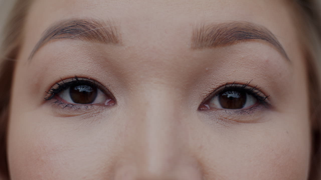 메이크업 을 한 여자 의 얼굴 의 클로즈업