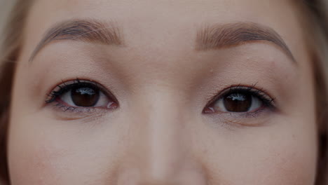 primer plano de la cara de una mujer con maquillaje