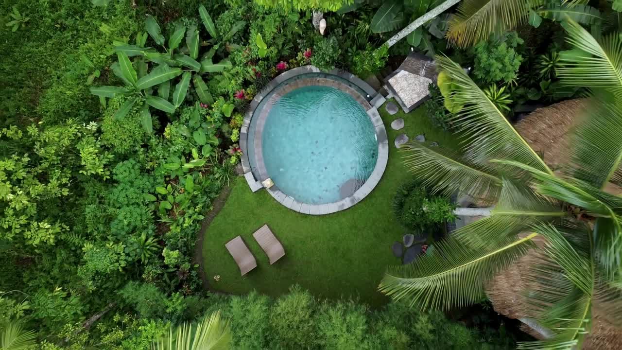 ubud의 열대림 휴양지에 있는 원형 수영장의 공중 조감도