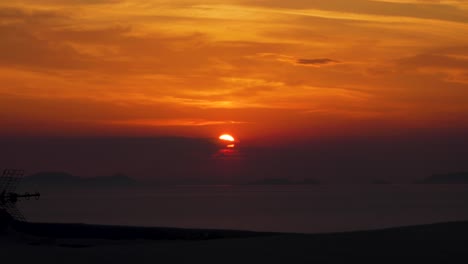 Hermosa-Toma-Manual-De-La-Famosa-Puesta-De-Sol-En-Oia,-Santorini,-Grecia