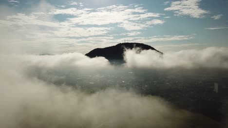 Movimiento-Aéreo-Sobre-Una-Nube-Blanca-Sobre-Un-Campo-De-Arroz-Verde