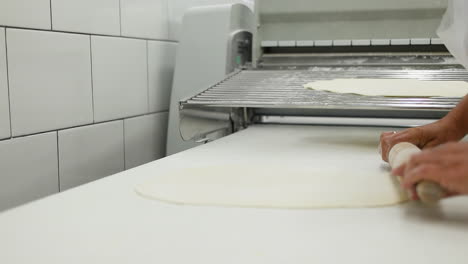 el cocinero enrollando la masa