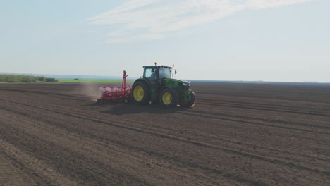 tractor plantando semillas en un campo