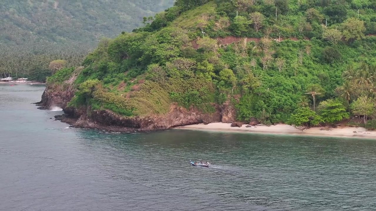 Piccola barca vicino alla costa panoramica dell'isola di Lombok. Scena aerea, navigazione, pesca in Indonesia.