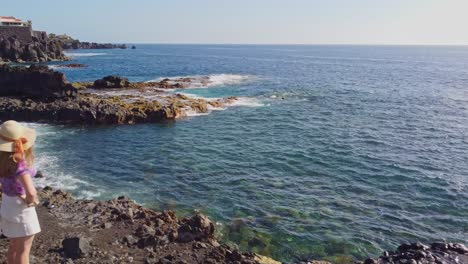 mujer en la playa con un sombrero de verano flexible disfrutando de la vista en un día soleado, tenerife