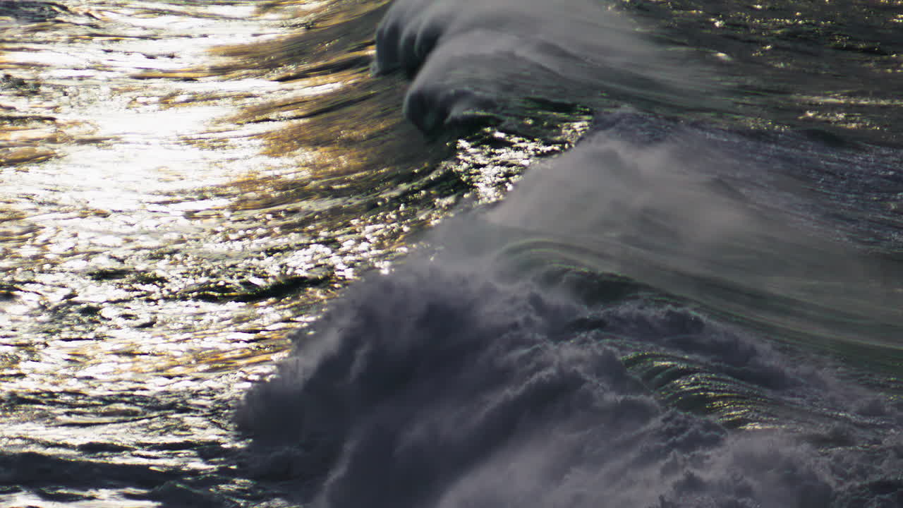 파도가 반이는 표면을 슈퍼 느린 모션으로 굴리며 강력한 바다 파도가