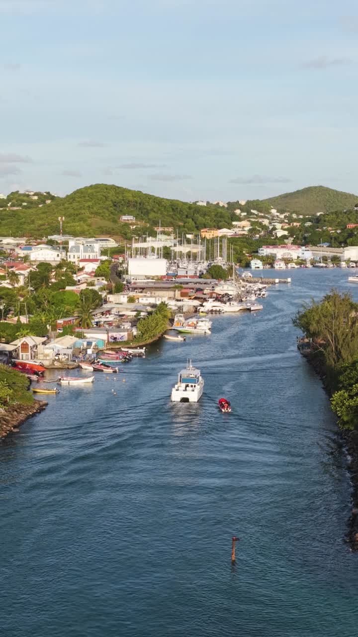 Clip con zoom cinematografico in drone del porto di Gros Islet
