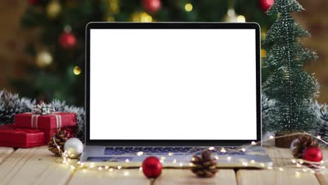 Laptop-Mit-Kopierplatz-Auf-Dem-Bildschirm,-Mit-Weihnachtsschmuck-Und-Baum