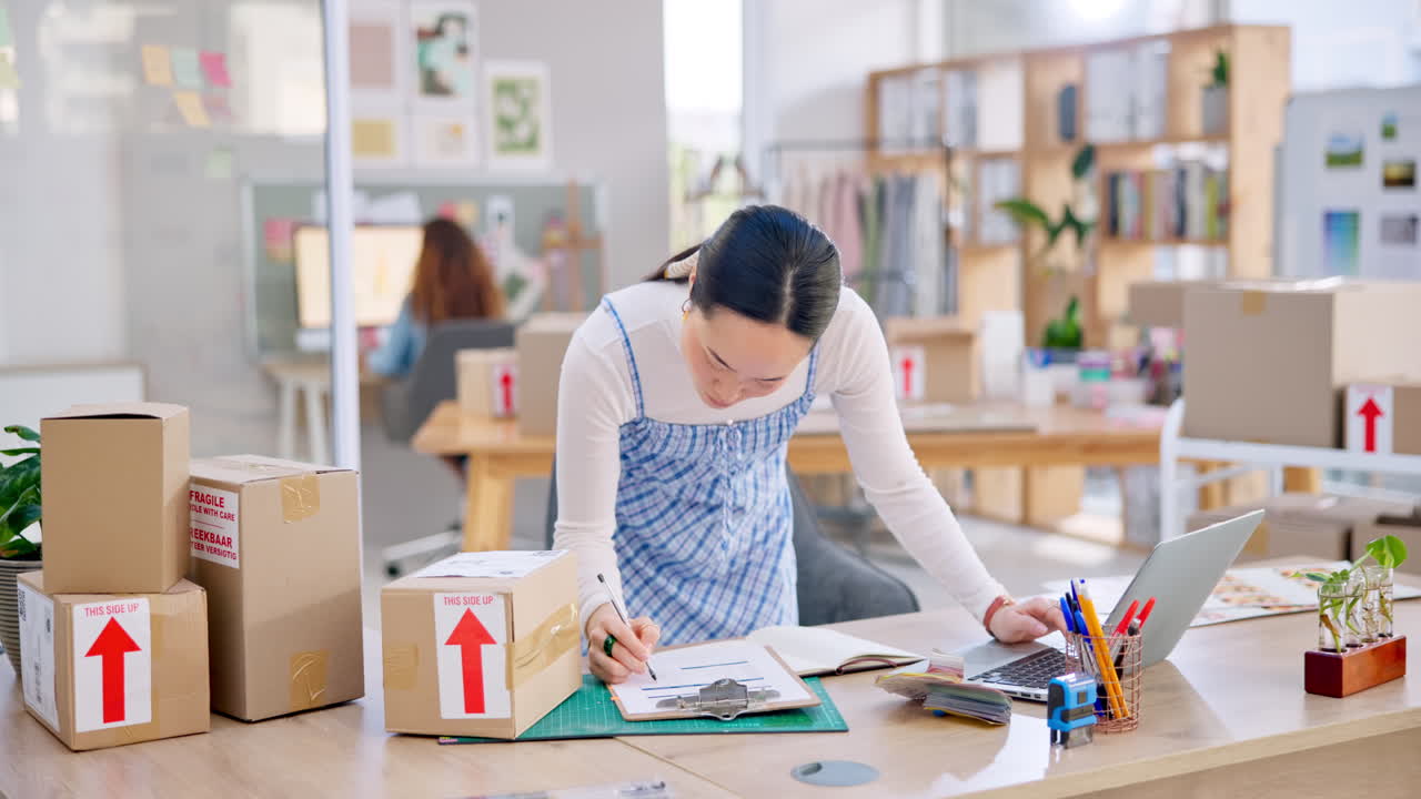 전자상거래, 체크리스트를 가진 아시아 여성