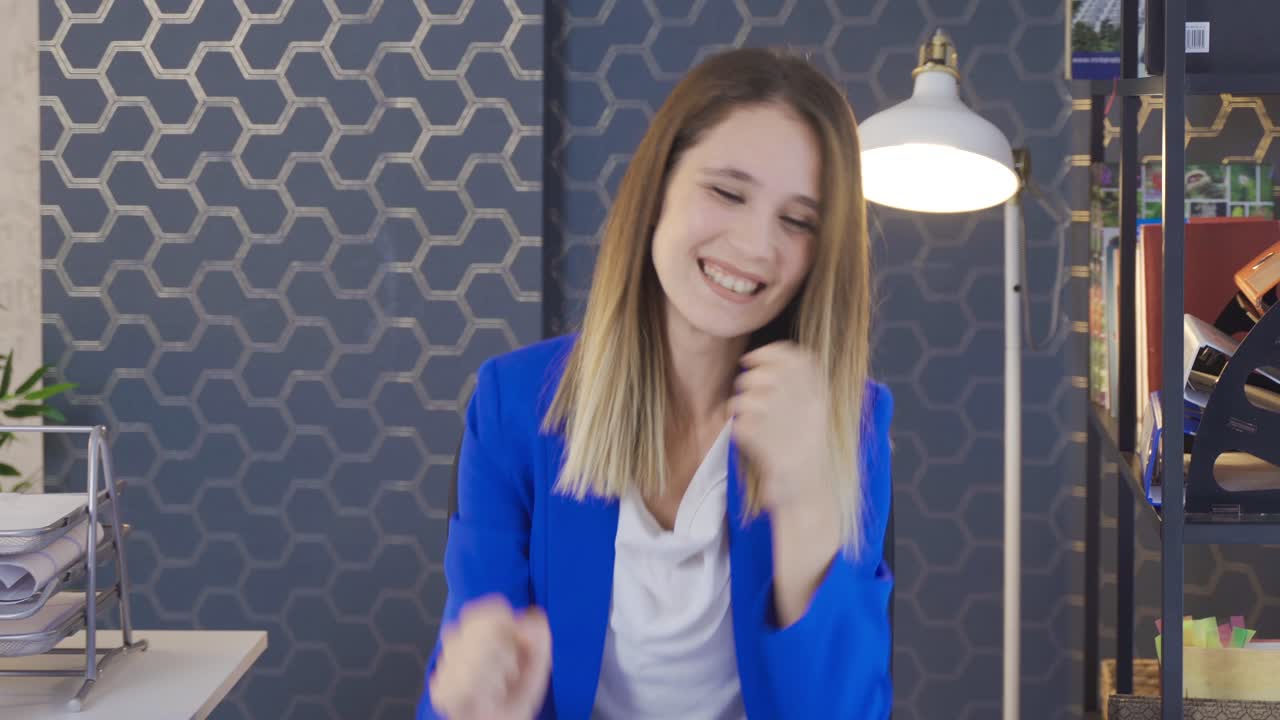 la mujer de oficina se alegra. la mujer de negocios exitosa gana.