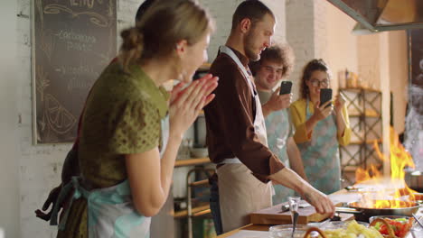 chef-kok flambeert eten tijdens de koken masterclass