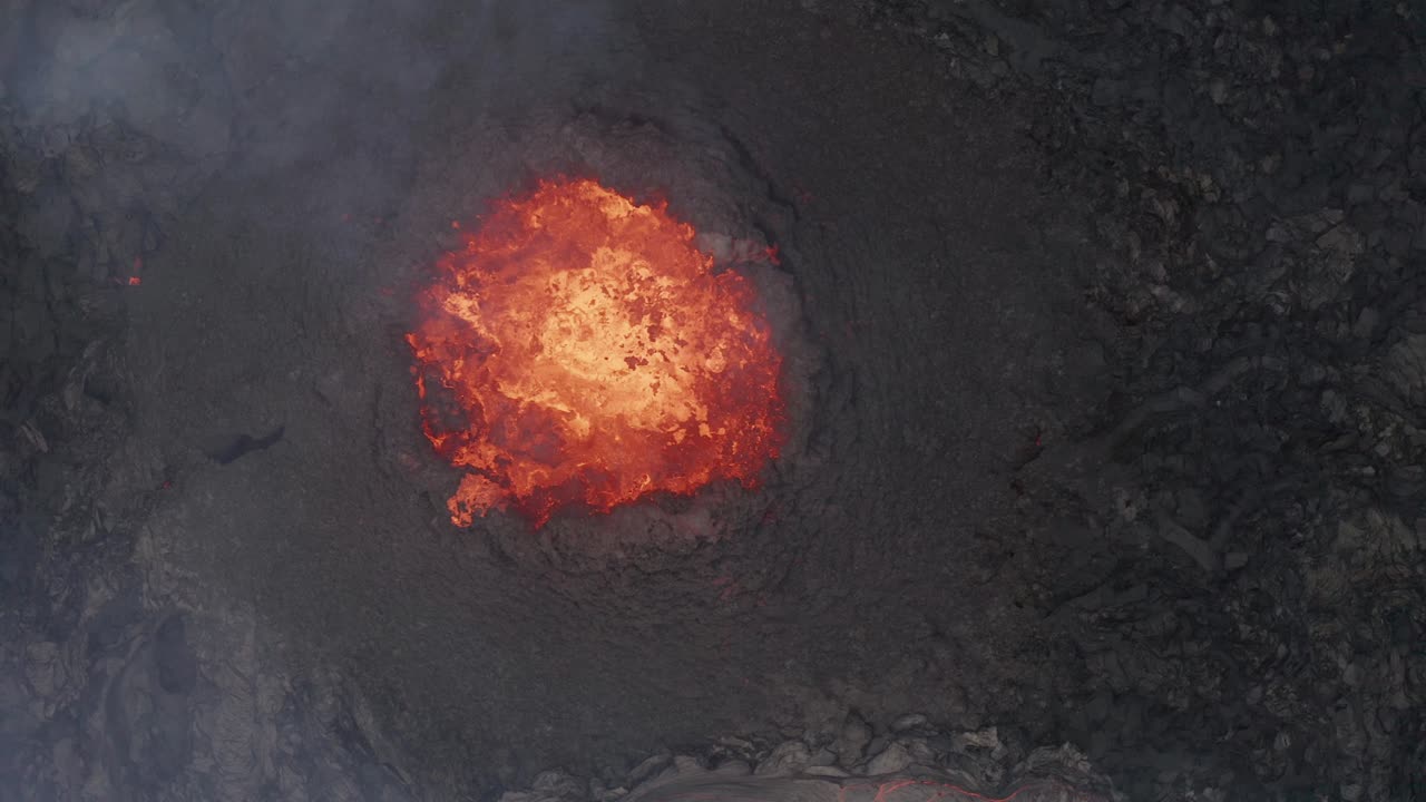 vista superior de la lava burbujeante en la boca de la erupción volcánica en geldingadalur, islandia - toma aérea de drones