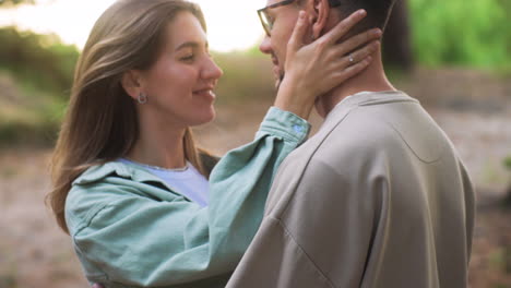 una pareja romántica en el bosque.