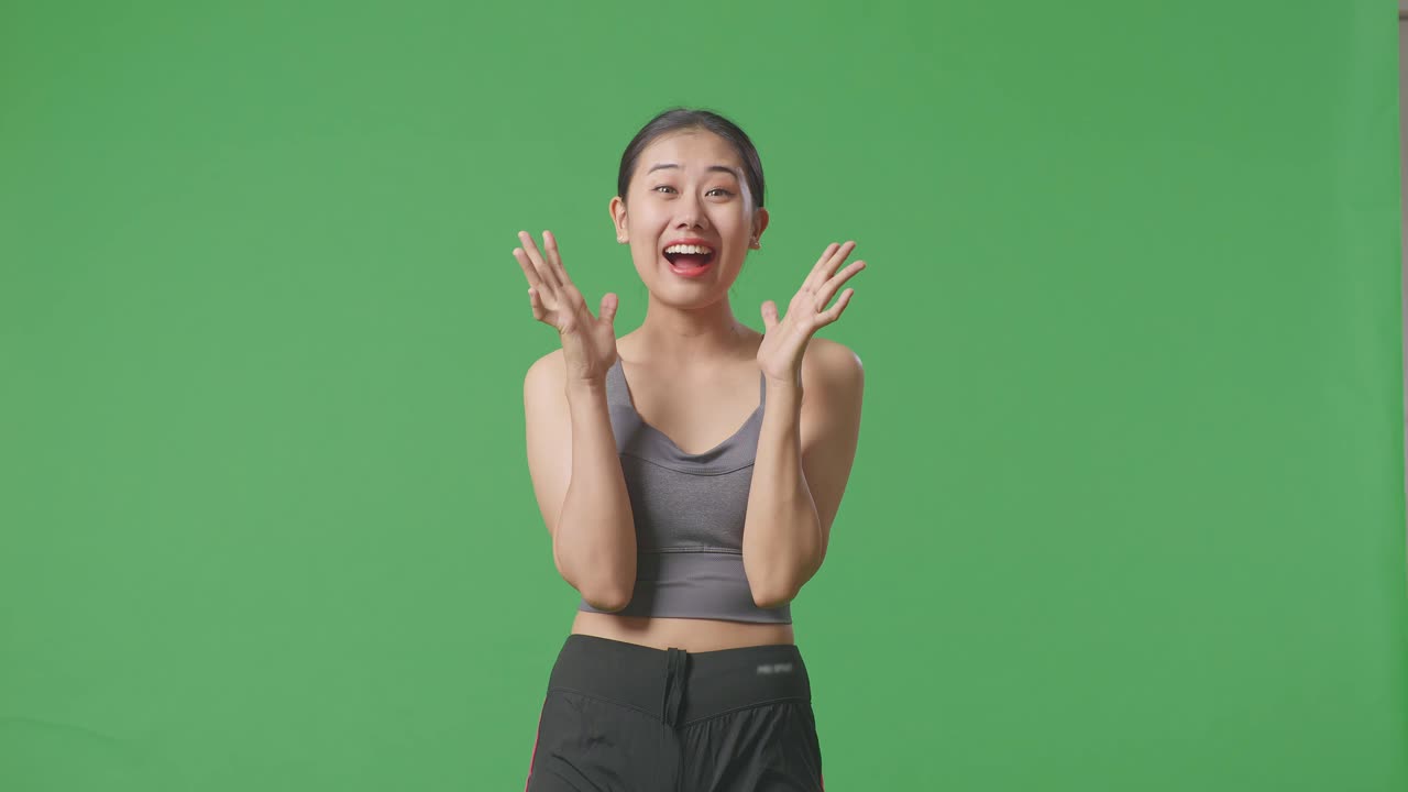 운동복 을 입은 여자 가 놀라움을 표현 하고 있다