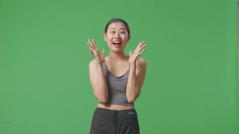 운동복 을 입은 여자 가 놀라움을 표현 하고 있다
