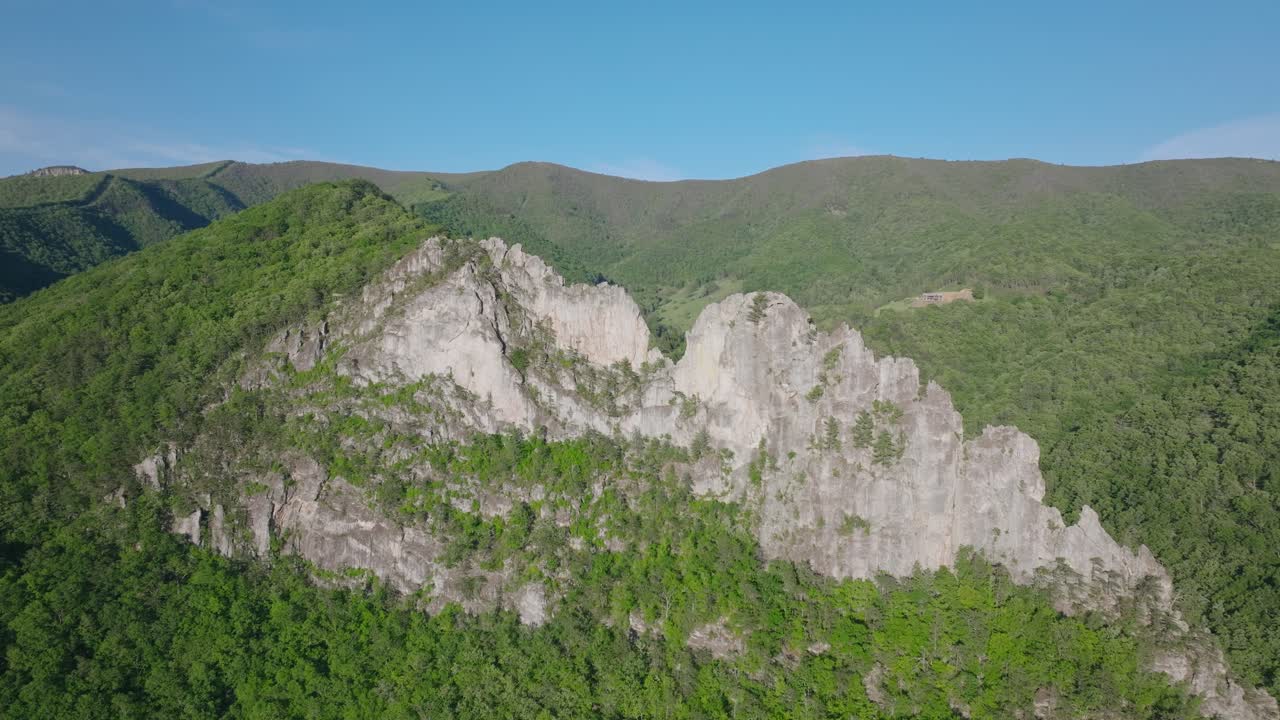 Ripresa aerea in ascesa su Seneca Rocks, vette frastagliate e territorio degli Appalachi, West Virginia