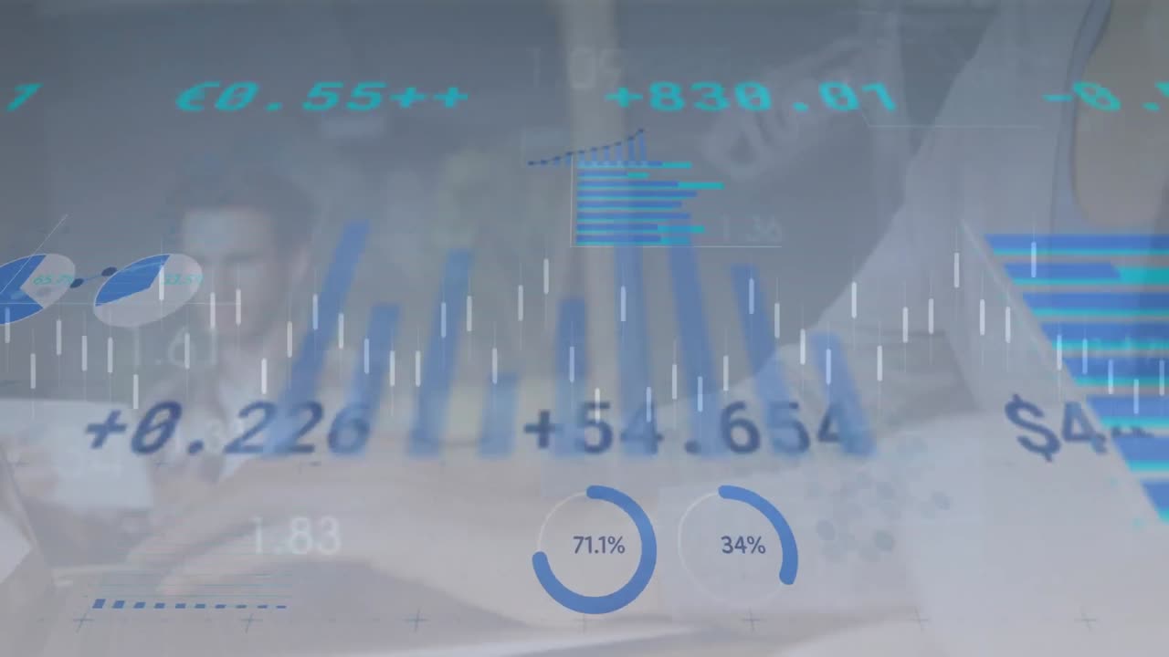Animation af databehandling over en kvinde der bruger bærbar computer.