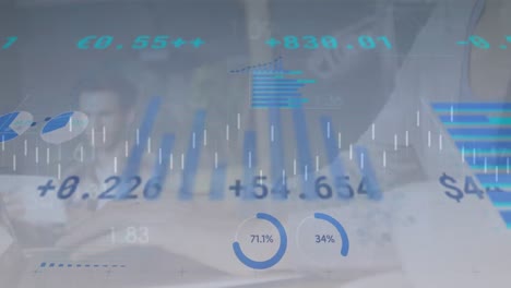 Animación-Del-Procesamiento-De-Datos-Sobre-Una-Mujer-Caucásica-Usando-Una-Computadora-Portátil