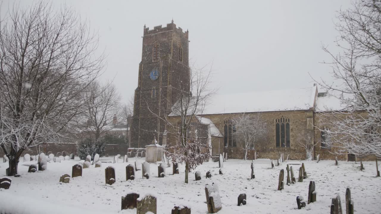 seguimiento de la antigua iglesia inglesa en un día de nieve muy frío