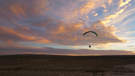 Silhouette-Eines-Angetriebenen-Gleitschirms-In-Der-Mojave-Wüste-Während-Eines-Epischen-Sonnenuntergangs