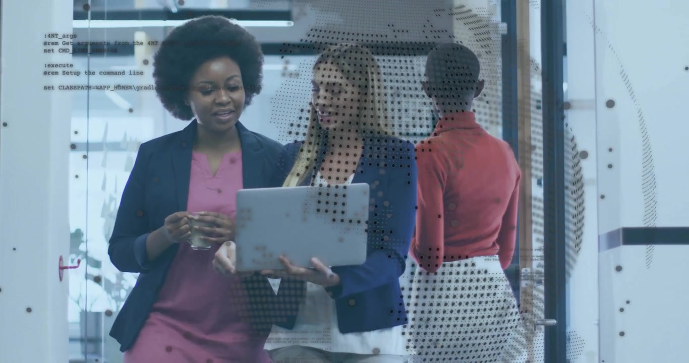Collega bionda che prende un laptop dal leader vestito di rosso, scorrendo i dati del progetto su una mappa del mondo di vetro.