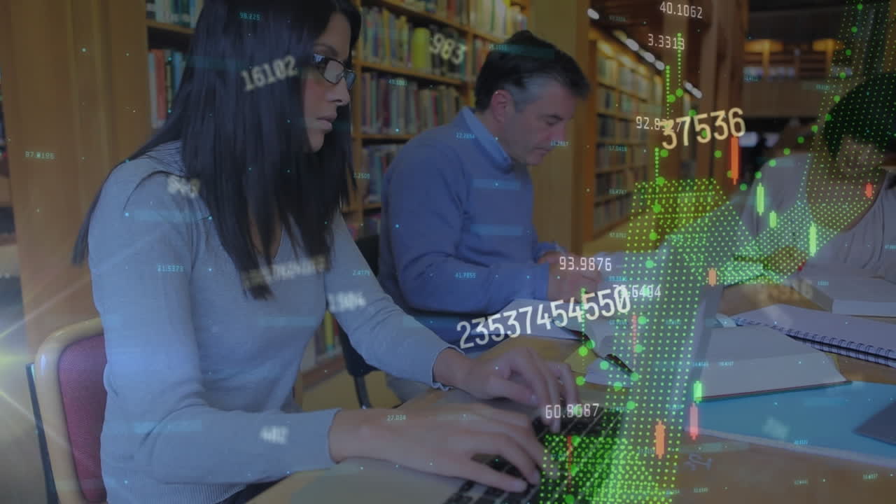 animación del procesamiento de datos sobre un grupo de personas caucásicas que estudian en la biblioteca