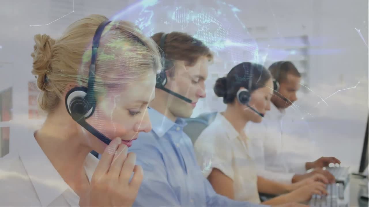 사무실에서 일하는 다양한 고객 서비스 임원들의 그룹을 통한 연결 네트워크의 세계