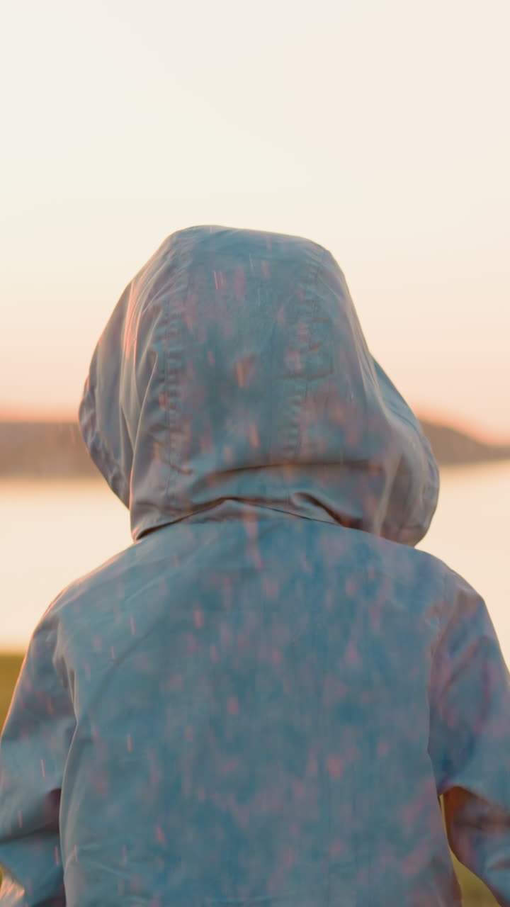 어린 소년과 소녀는 비가 내리는 강변에 함께 서 있고, 평온한 형제와 동생은 봄의 비가 내릴 때 강의 영감을 주는 아름다움을 상합니다. 행복한 어린 시절.