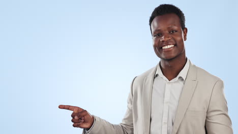 hombre negro feliz, señalando y pasos en la publicidad