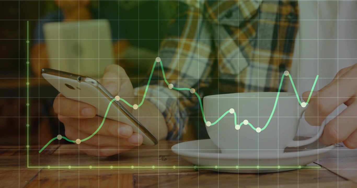 Persona che usa uno smartphone con sovrapposizione di dati finanziari animati