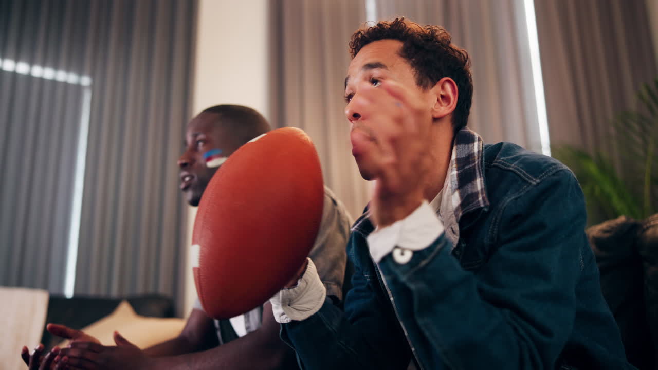 두 친구 가 축구 경기 를 보고 있다