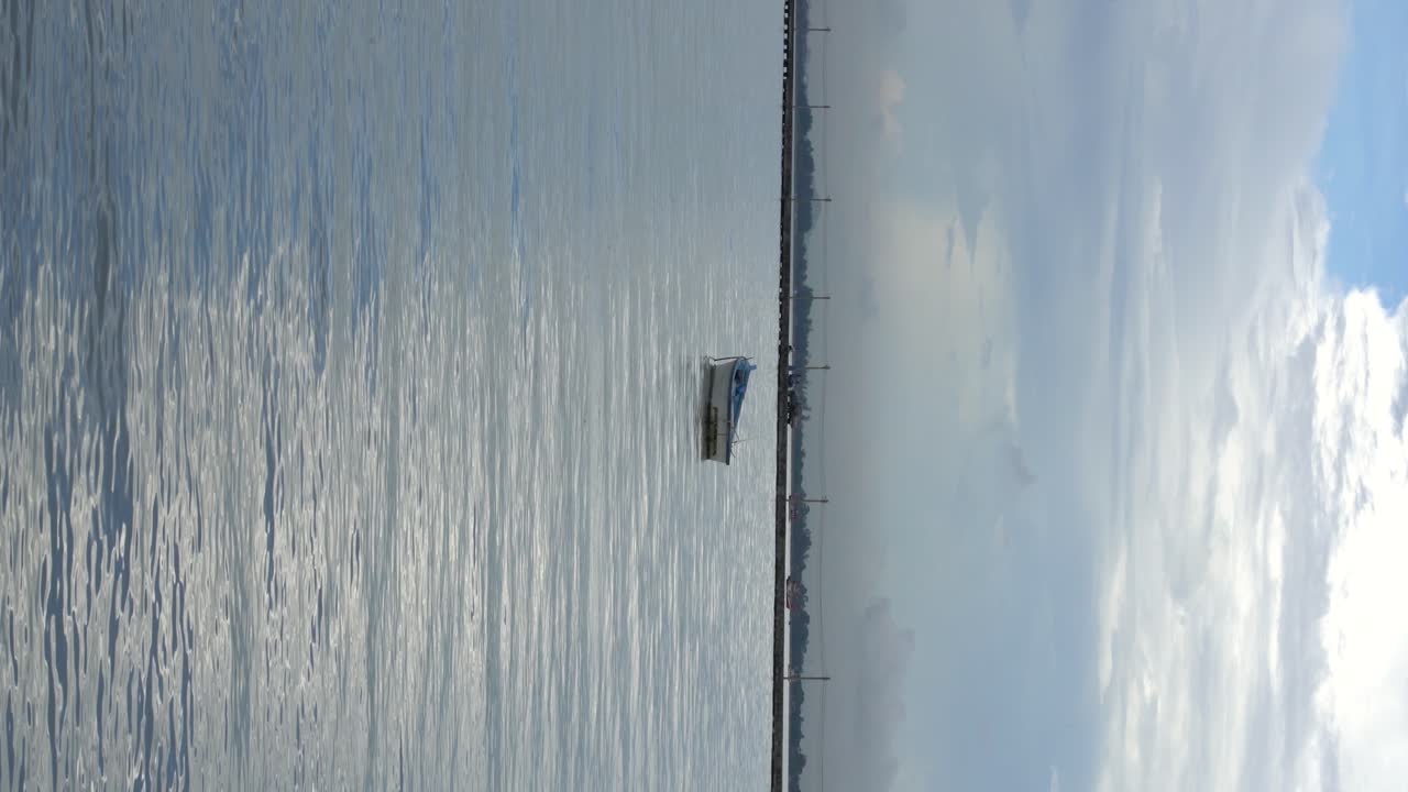 수직 비디오 - na kluea 낚시 보트 부두, 파타야, 태국 근처에 계류중인 낚시 보트의 이른 아침 풍경