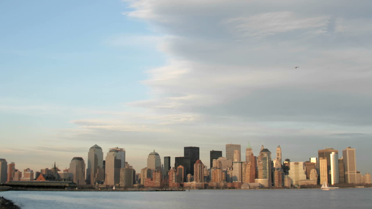 큰 구름 은행이 뉴욕시의 스카이라인 위에 모입니다.