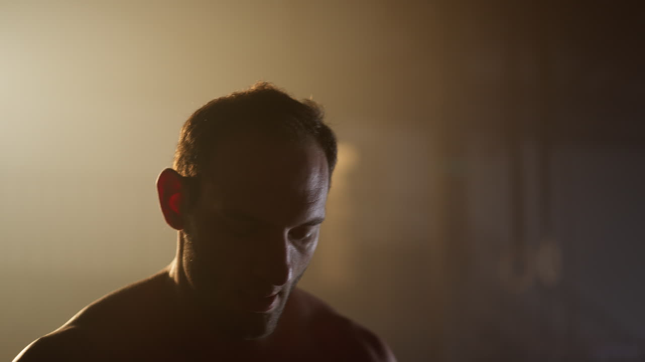 셔츠 없는 남자 초상화