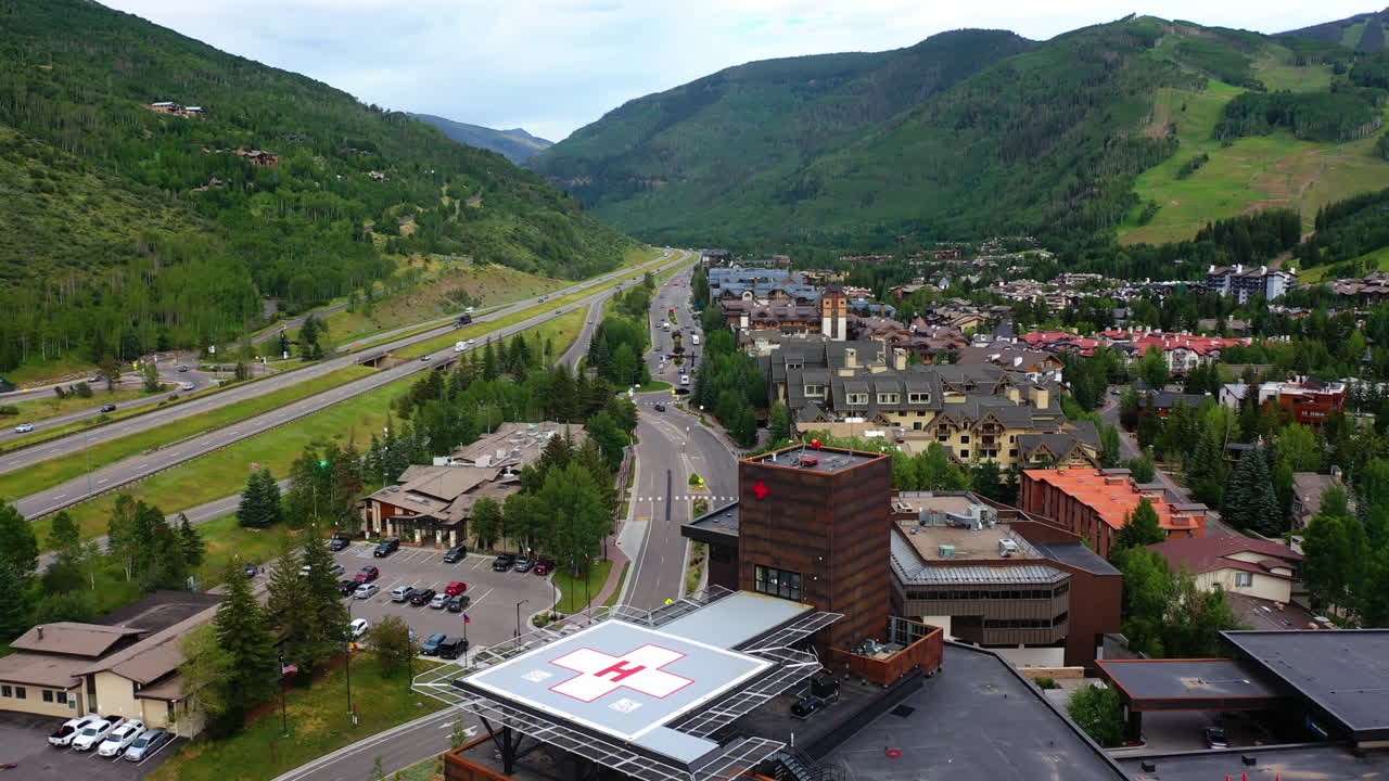 vista aérea baja sobre el hospital y las calles de la ciudad de vail, verano en colorado, ee.uu.