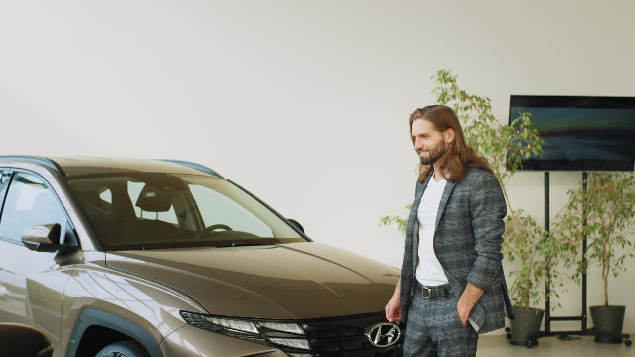 человек в автосалоне смотрит на машины