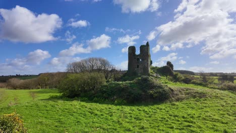 Histórico-Castillo-De-Dunhill-En-Waterford,-Irlanda,-Hogar-Del-Clan-Del-Poder.-Pintoresco-Castillo-En-Un-Entorno-Rural-Típico-Irlandés-Destruido-Por-Cromwell-Y-Nunca-Reconstruido.