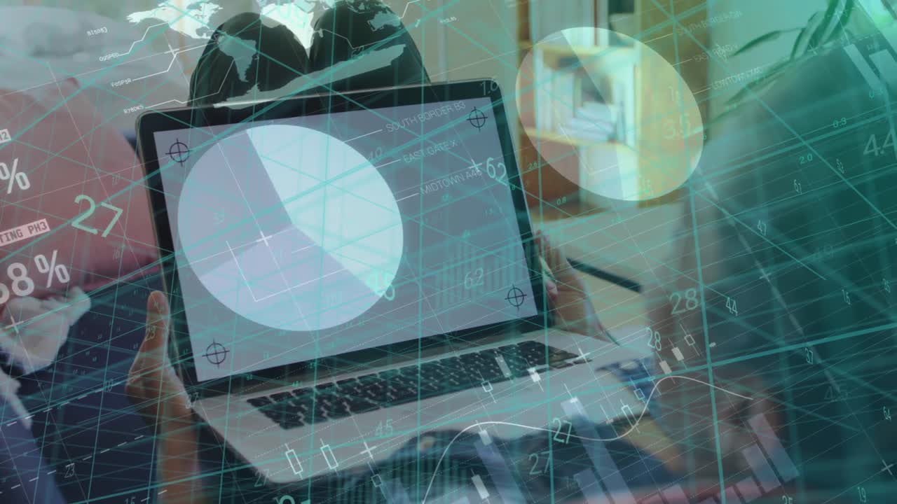 animación del procesamiento de datos financieros sobre una mujer de negocios biracial que usa una computadora portátil en la oficina