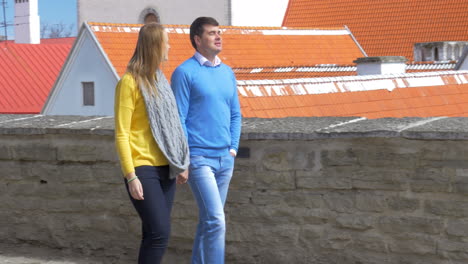 Una-Joven-Pareja-Feliz-Teniendo-Un-Paseo-Romántico-Por-La-Ciudad.