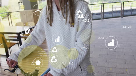 animación de iconos ecológicos y procesamiento de datos sobre hombre caucásico con bicicleta