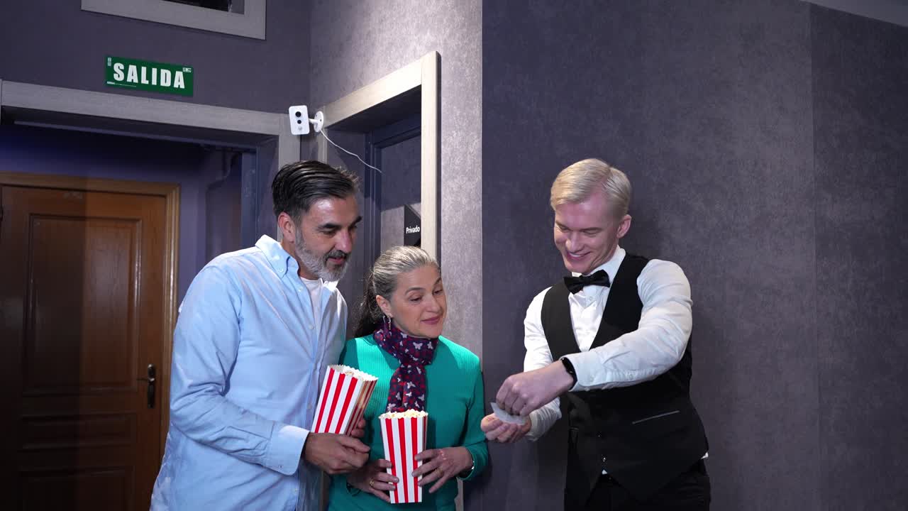 Coppia che acquista biglietti in un cinema